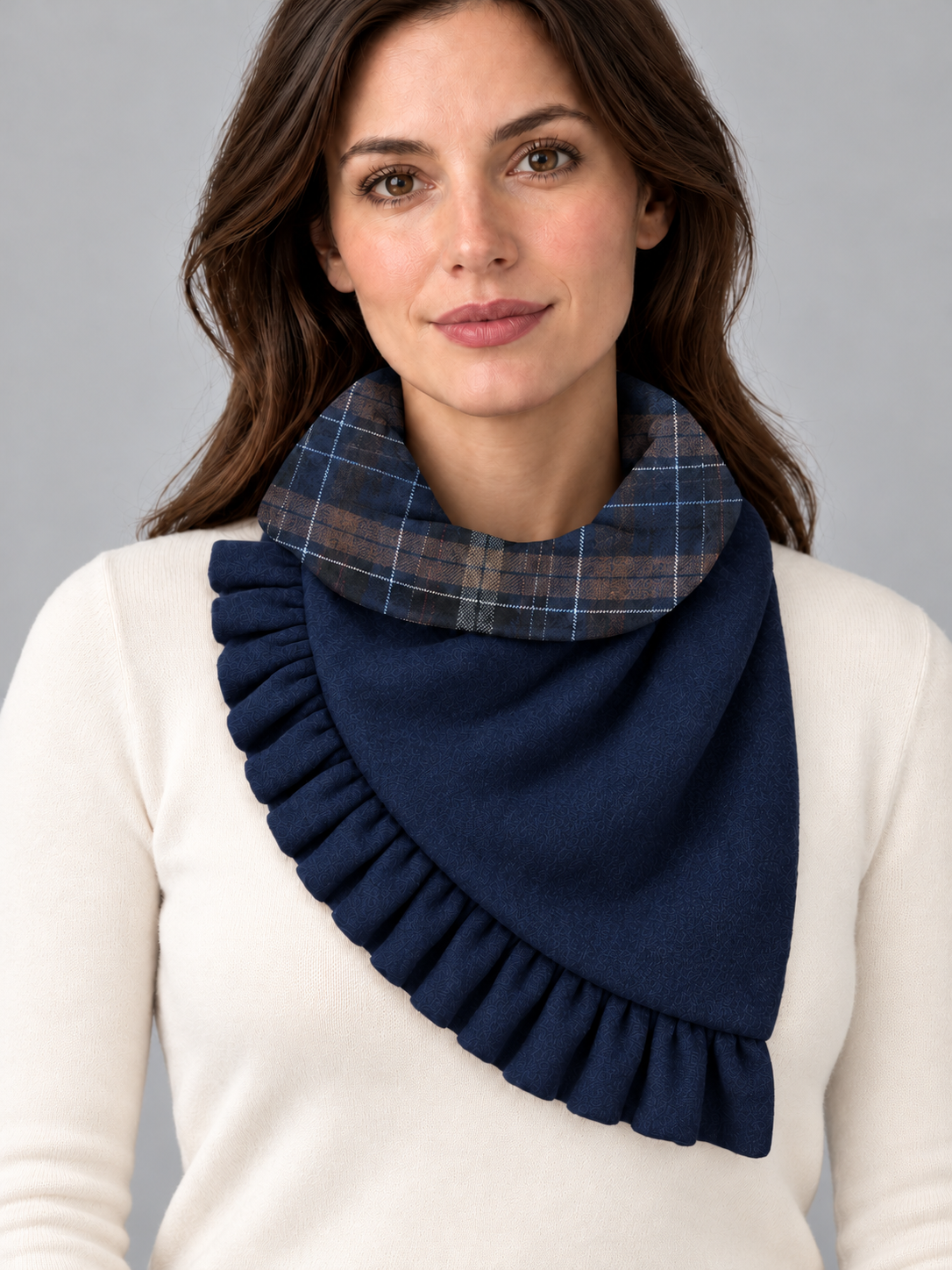 Nora Lacivert Fular